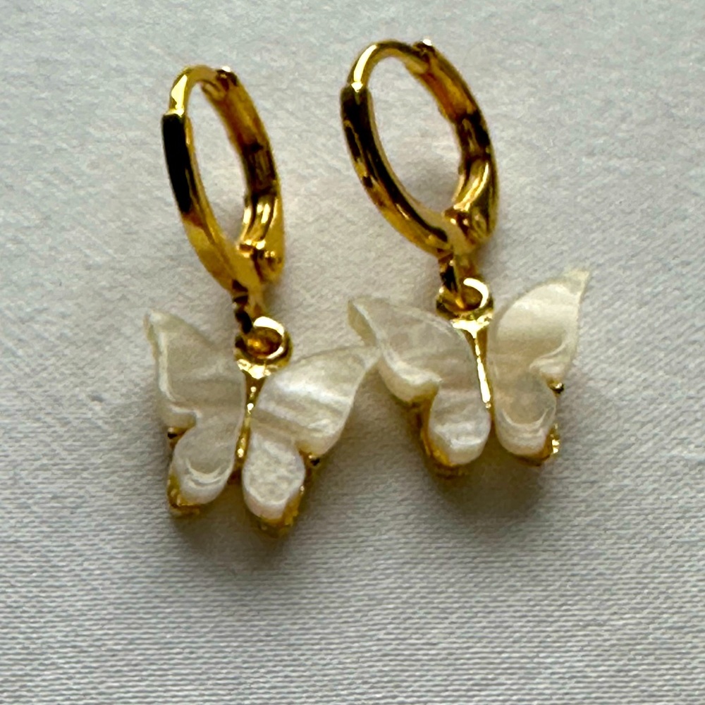 Dainty Shell Butterfly Earrings 🦋
